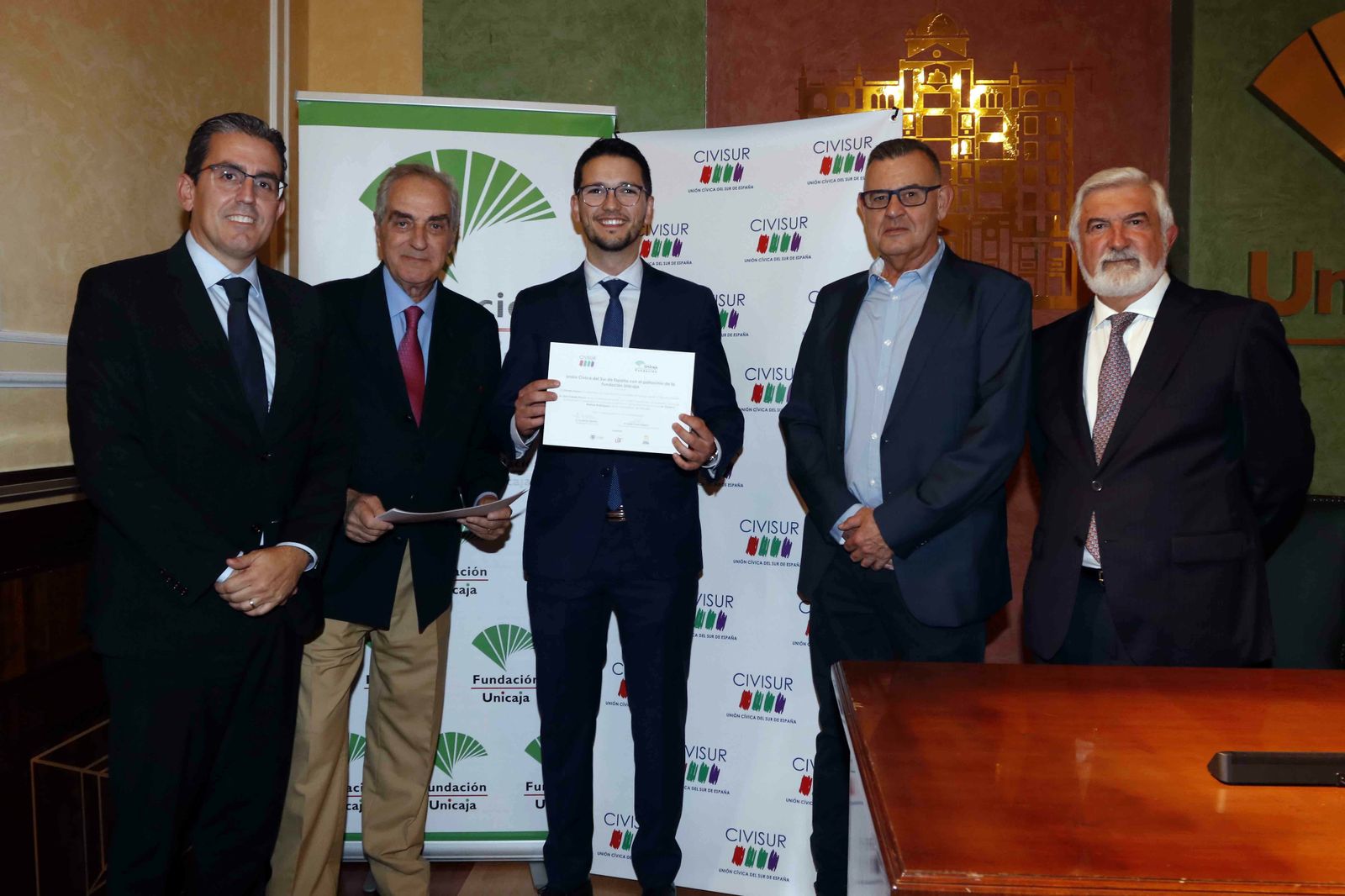 De izquierda a derecha, el director general de la Fundación Unicaja, Sergio Corral; el copresidente de la Asociación Cívica del Sur de España (Civisur), Luis Merino; el ganador de la tesis, Eloy Caballo; el director de la tesis, Cayo Ramos; y el presidente de la Comisión Evaluadora de la ‘I edición del Premio Civisur’, Daniel Carrasco.