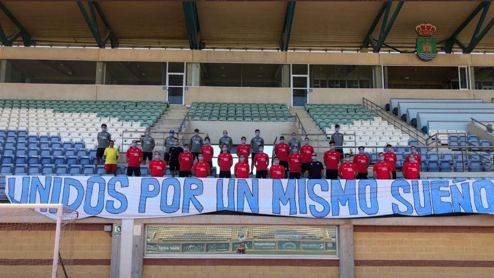La plantilla celeste, ante uno de los carteles colgados en Santo Domingo.