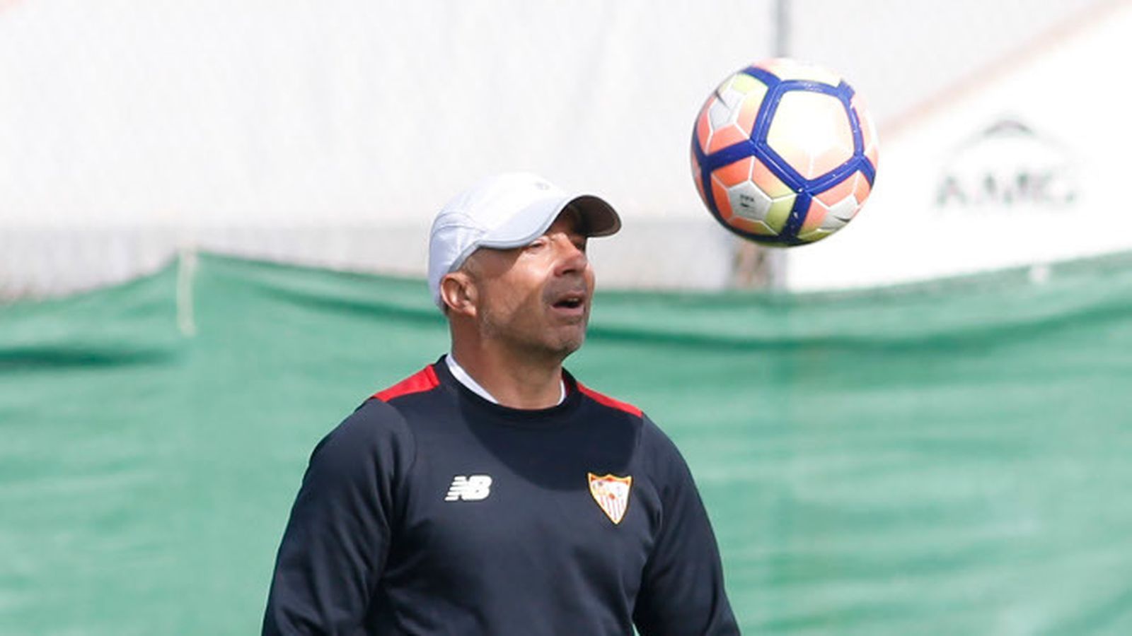 Sampaoli, con el balón en un entremiento.