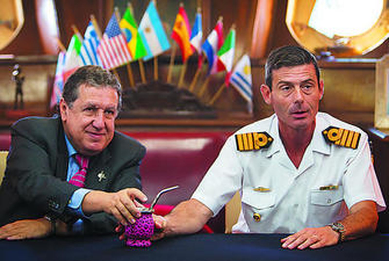 El embajador, Ramón Puerta; y el comandante, Ignacio Errecaborde.