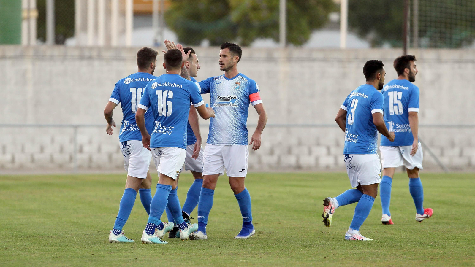 Los jugadores del Xerez CD felicitan a Lolo Garrido tras su golazo. Los jugadores del Xerez CD felicitan a Lolo Garrido tras su golazo.