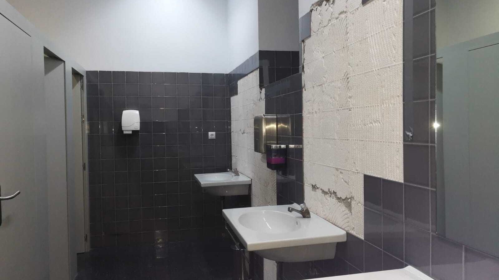 El estado en que se encuentran los servicios de señora del teatro municipal.