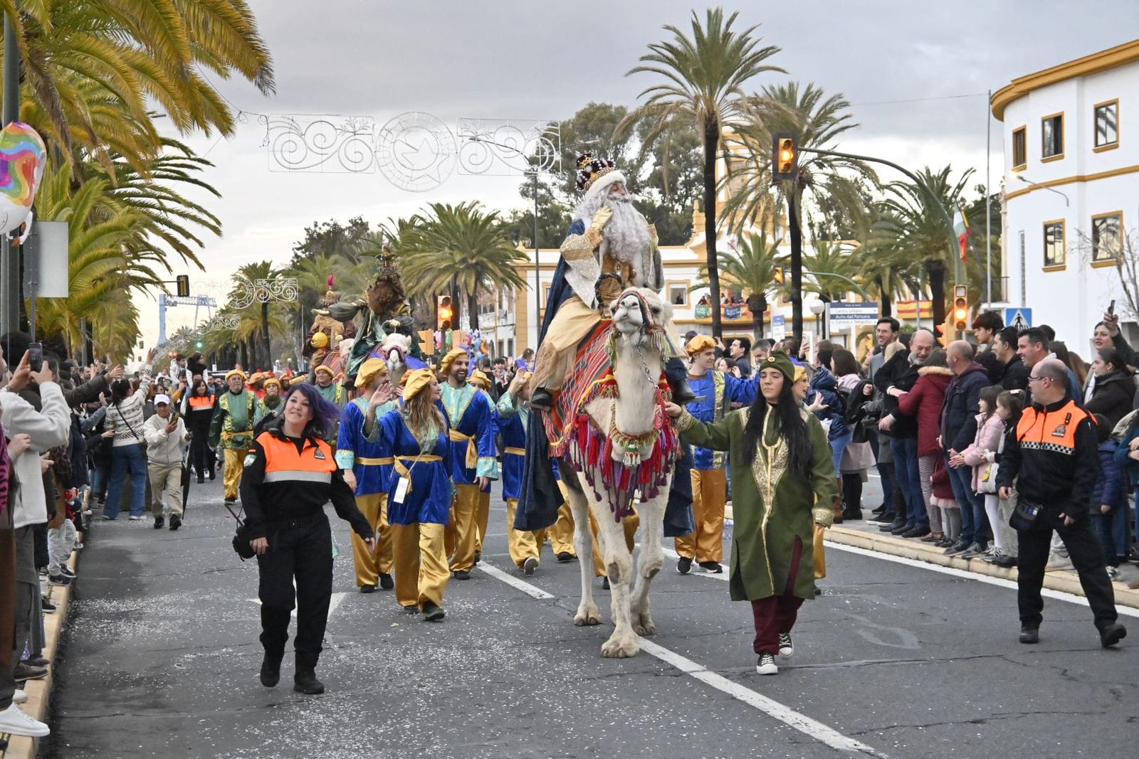 Melchor, Gaspar y Baltasar recorriendo las calles de Huelva en camello tras su llegada al Puerto.