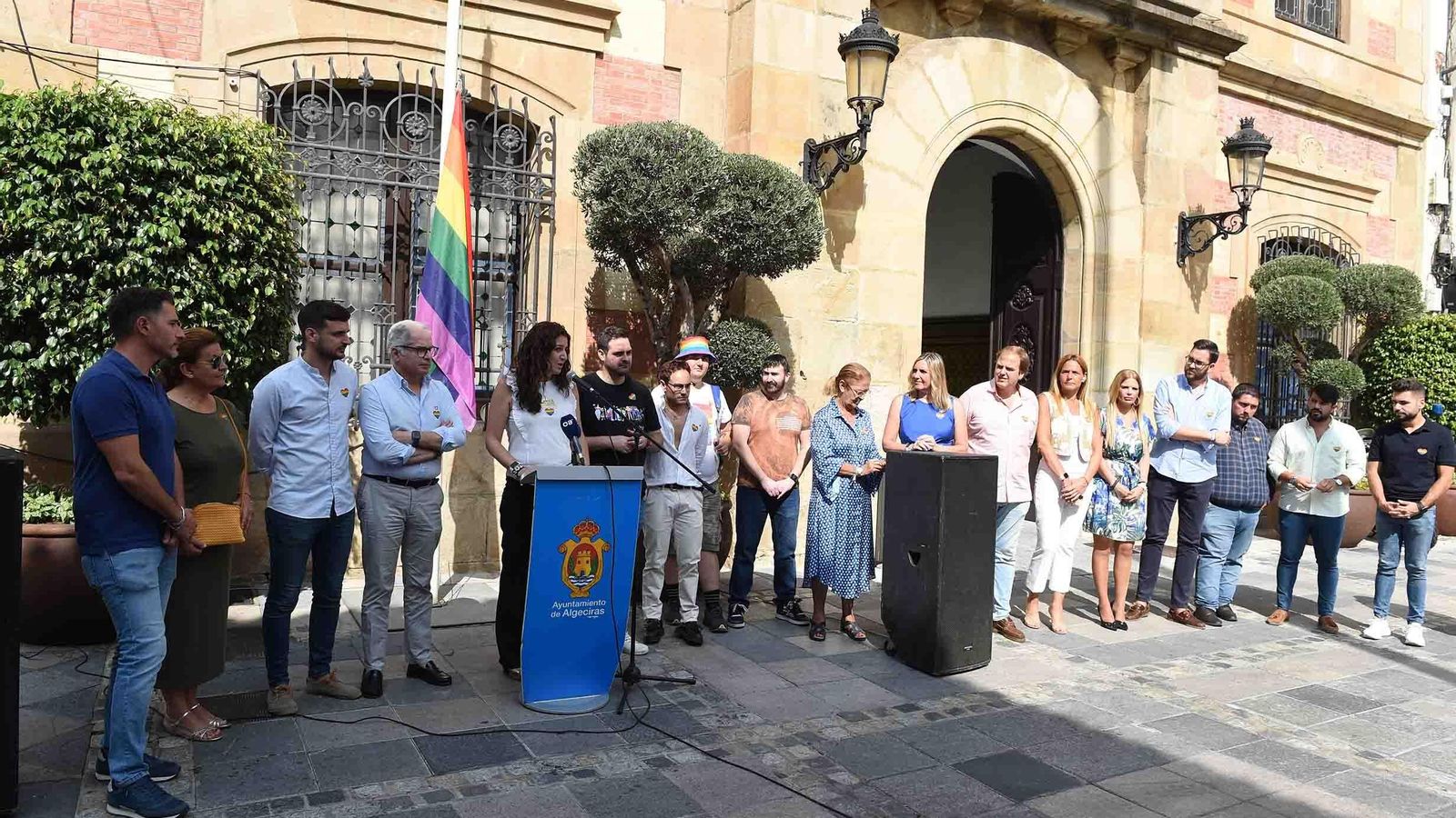 izada de bandera LGTB en la fachada del Ayuntamiento de Algeciras