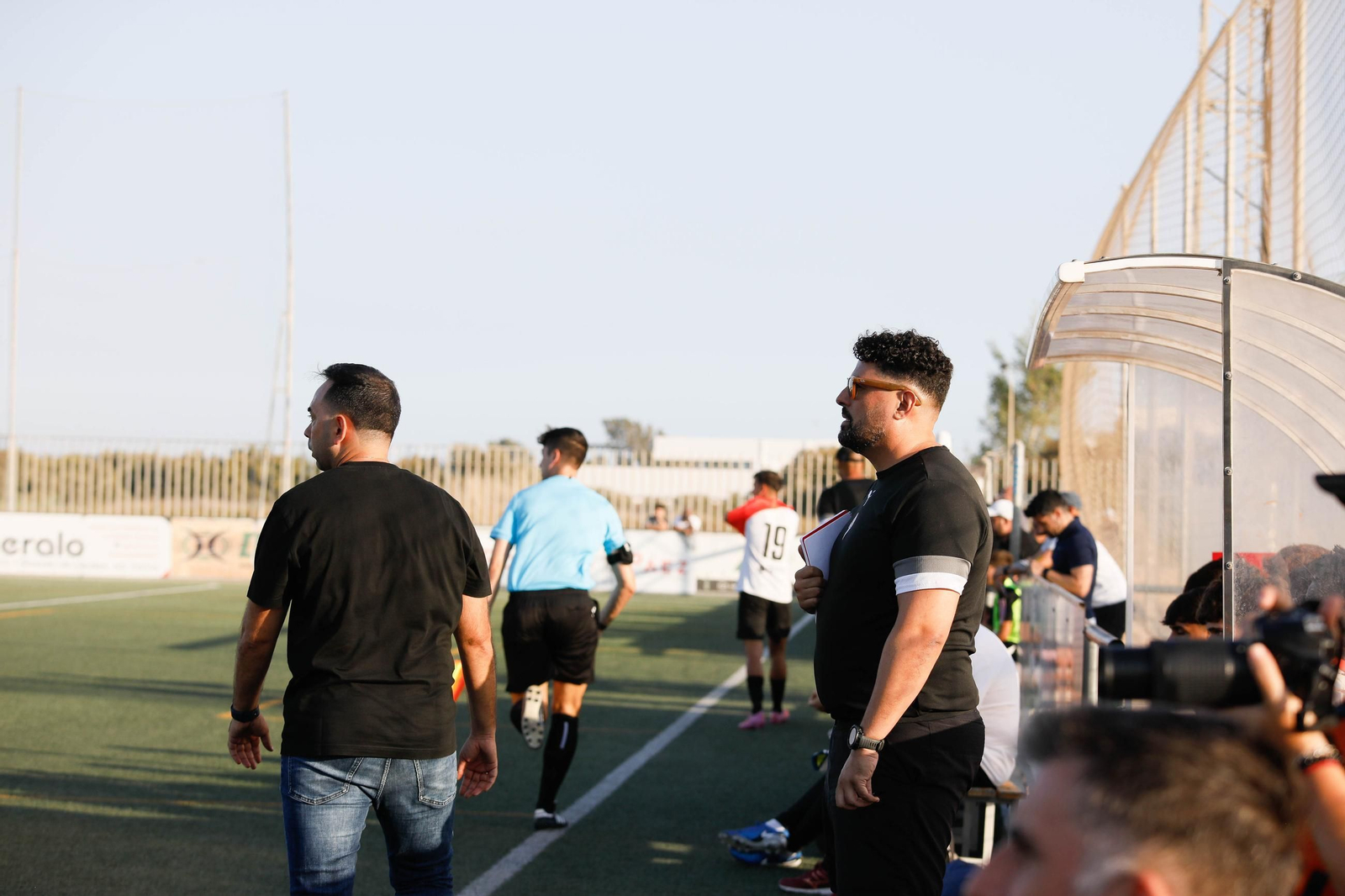 Juan Carlos Zumaquero en la banda junto a su banquillo con su segundo entrenadro detrás suya en un choque de pretemporada.