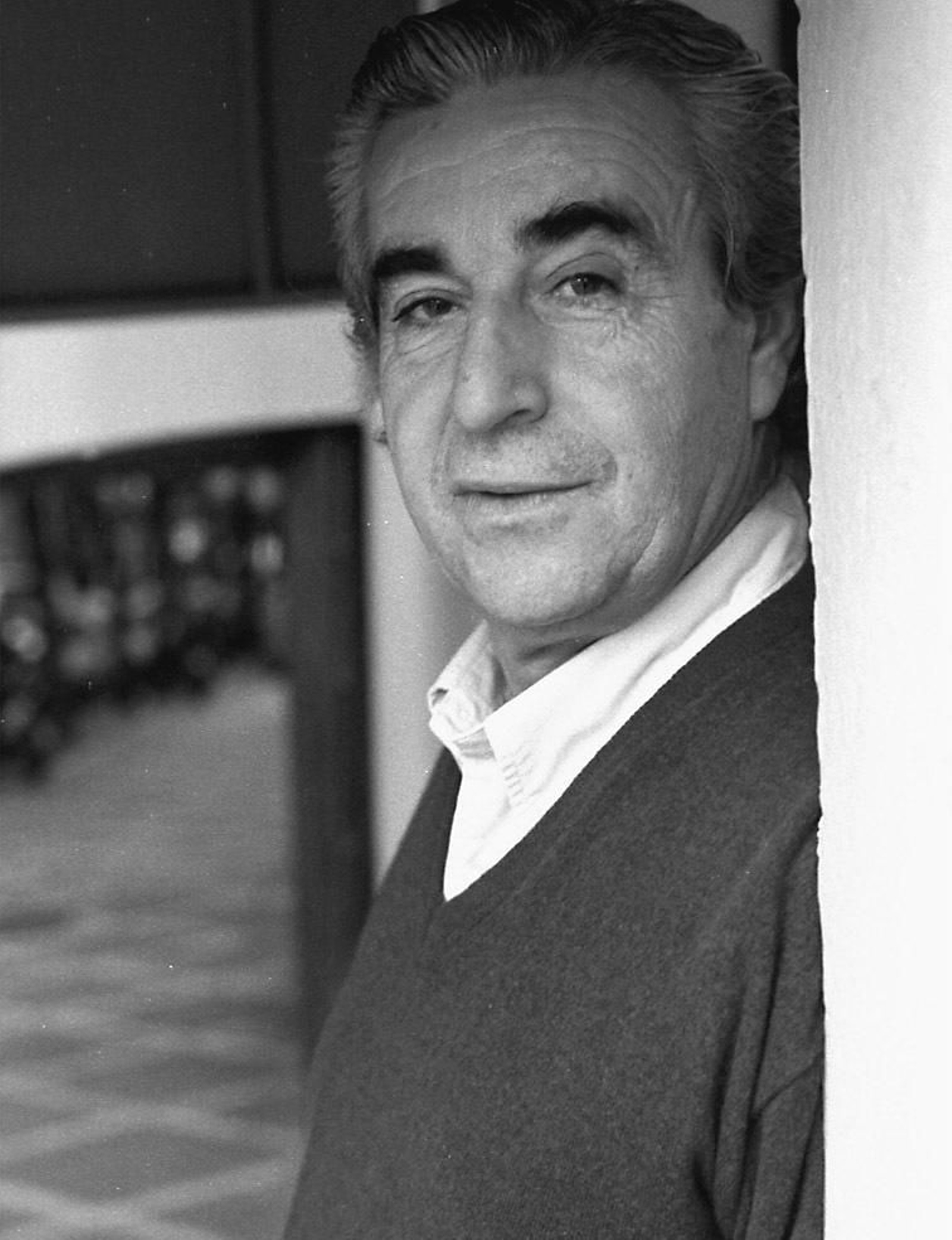Daniel  Carretero en la puerta de su estudio años atrás