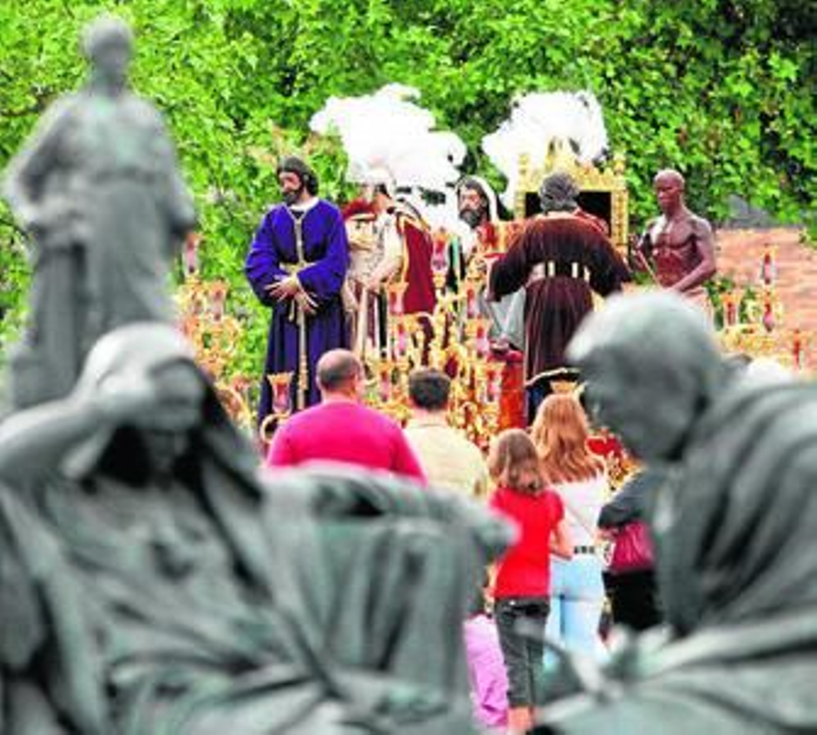 Jesús de la Redención, al fondo, tras el conjunto de los consejos del cordobés Séneca a Nerón.