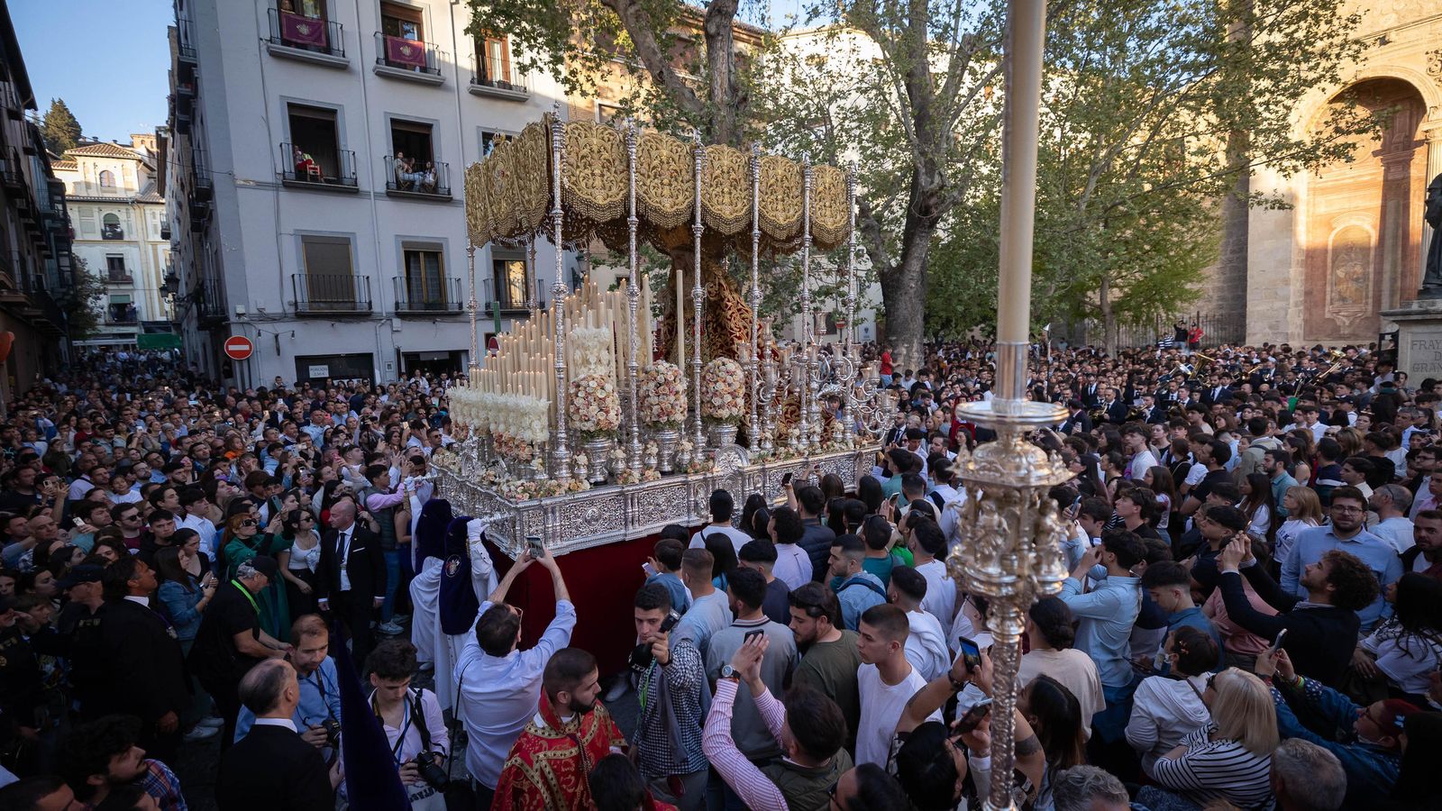 El palio de la Virgen del Rosario, envuelta por el público en Santo Domingo