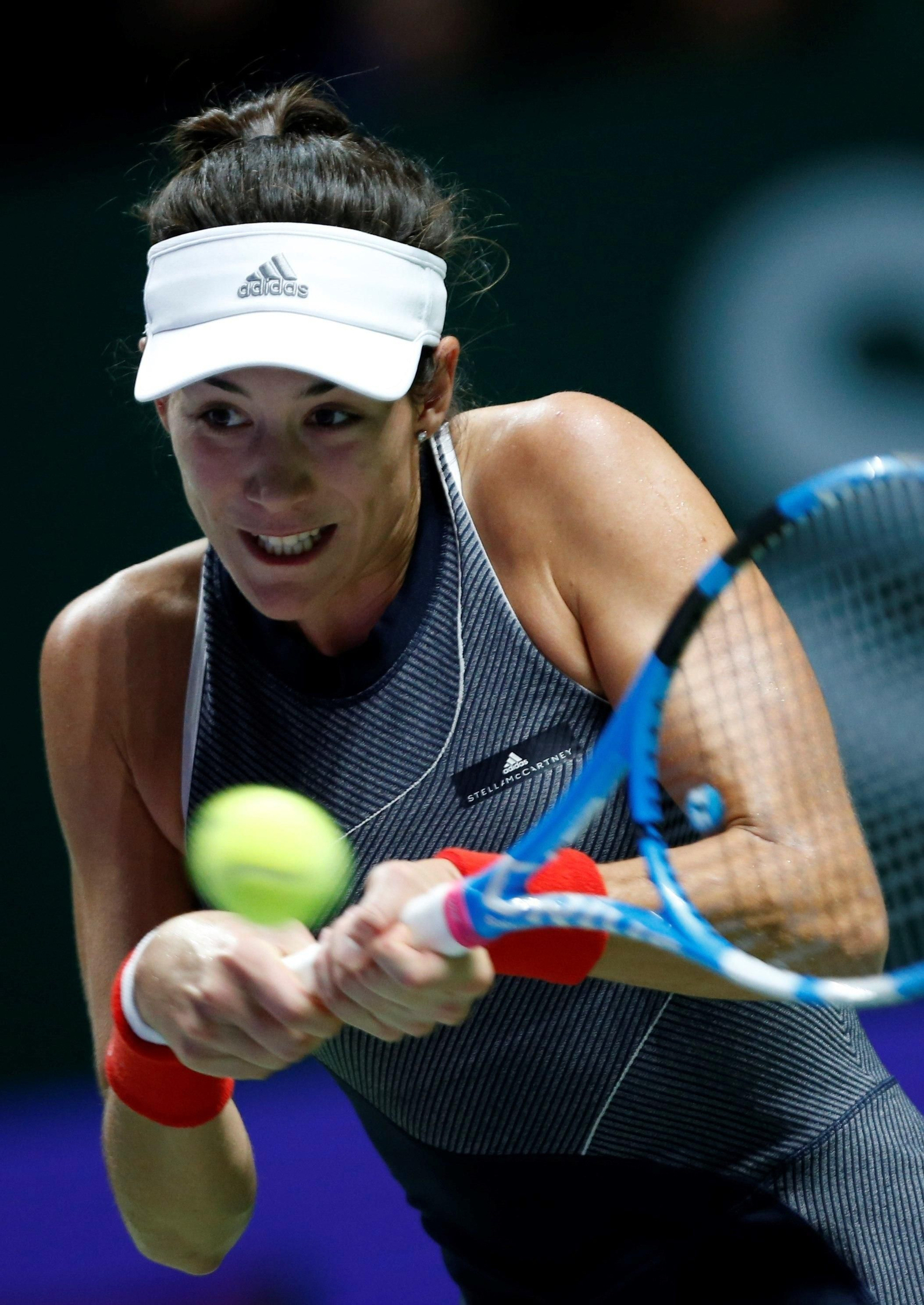 Garbiñe Muguruza devuelve una bola en el partido ante Venus Williams.