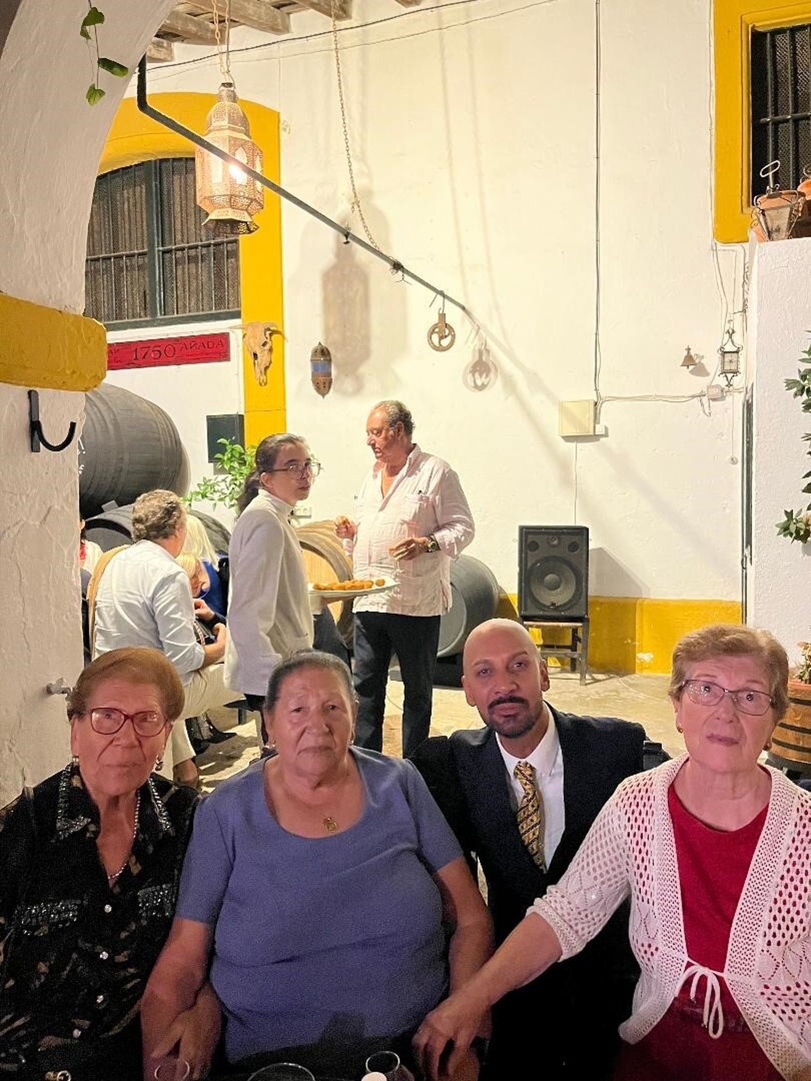 El anfitrión con Ramona y Manuela Valencia y Francisca Benítez.