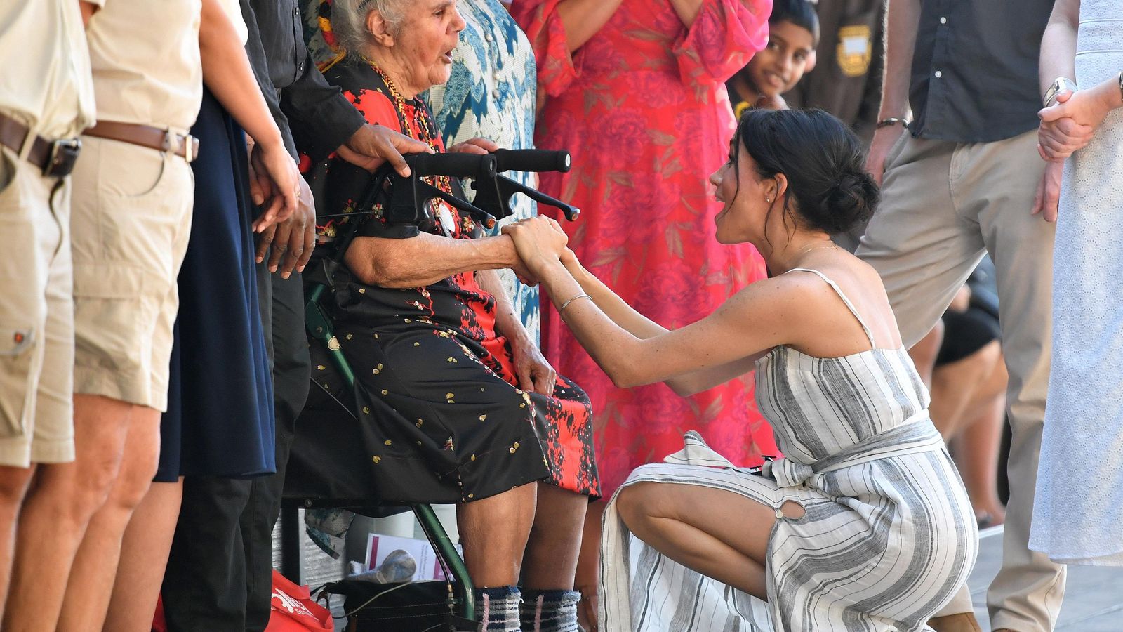 La duquesa de Sussex, ayer, saludando a una anciana en una isla australiana.