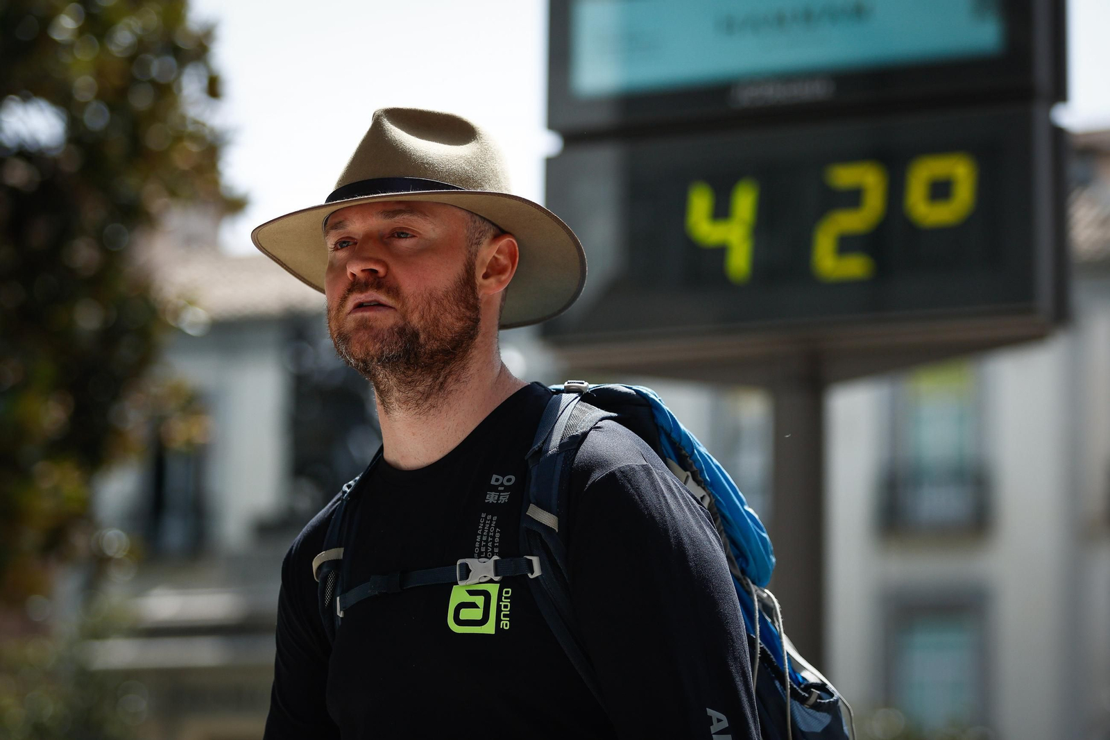 Paraguas, abanicos y agua: las mejores imágenes de la primera ola de calor de agosto en Granada