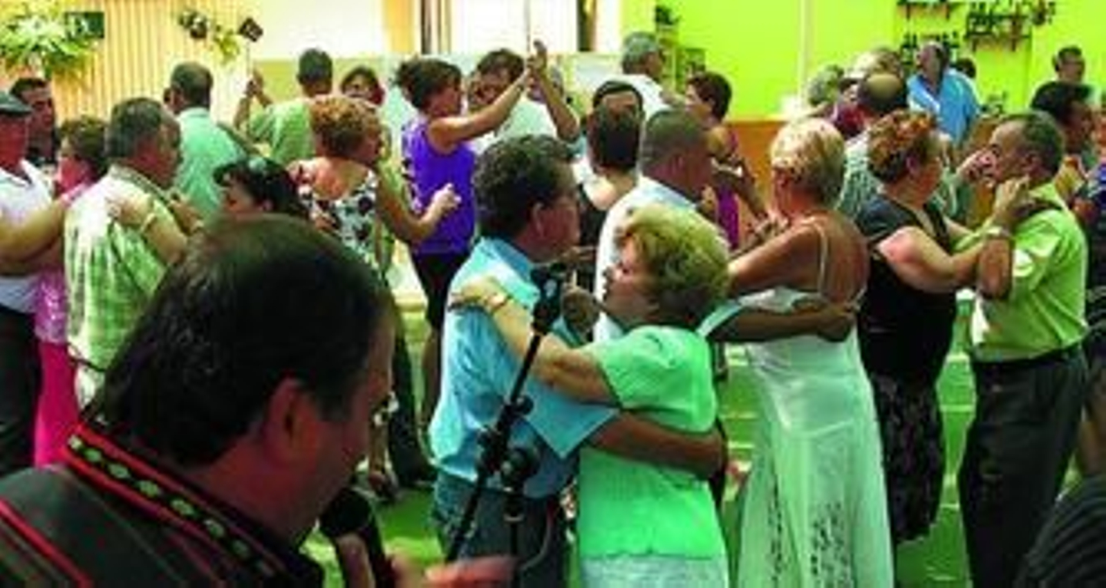 Ambiente en la caseta municipal durante la celebración, ayer, del domingo rociero en Jimena.