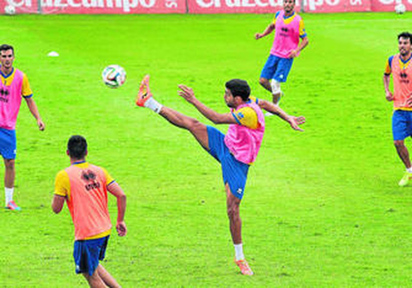 Jona alza la pierna derecha hasta límites insospechados para alcanzar el balón en el transcurso del partidillo de ayer.