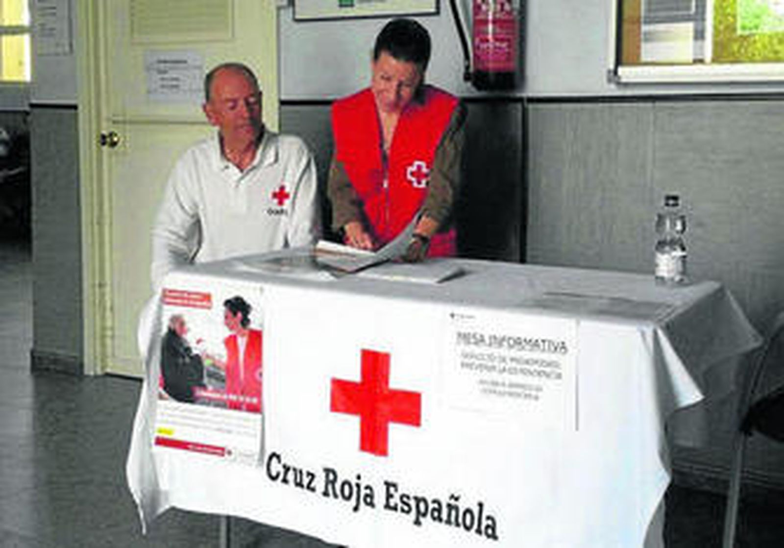Imagen de una mesa informativa en un centro de salud de la localidad.