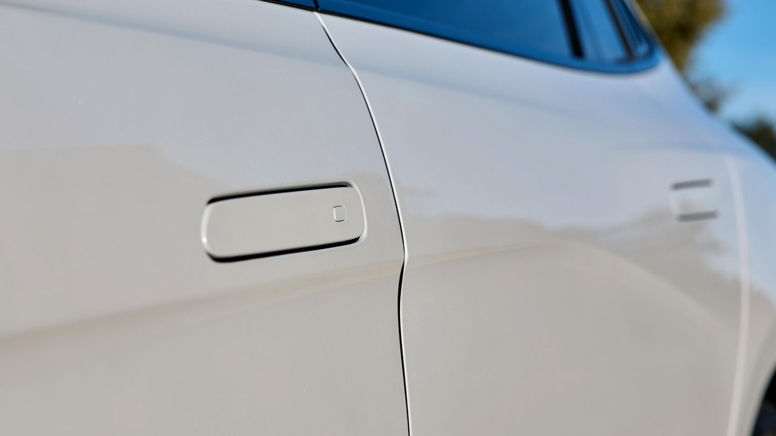 Sólo cuando son necesarios, los tiradores emergen de la carrocería 4 cm. Esta es una de las medidas que BYD destina a reducir el coeficiente de penetración aerodinámico del Seal.