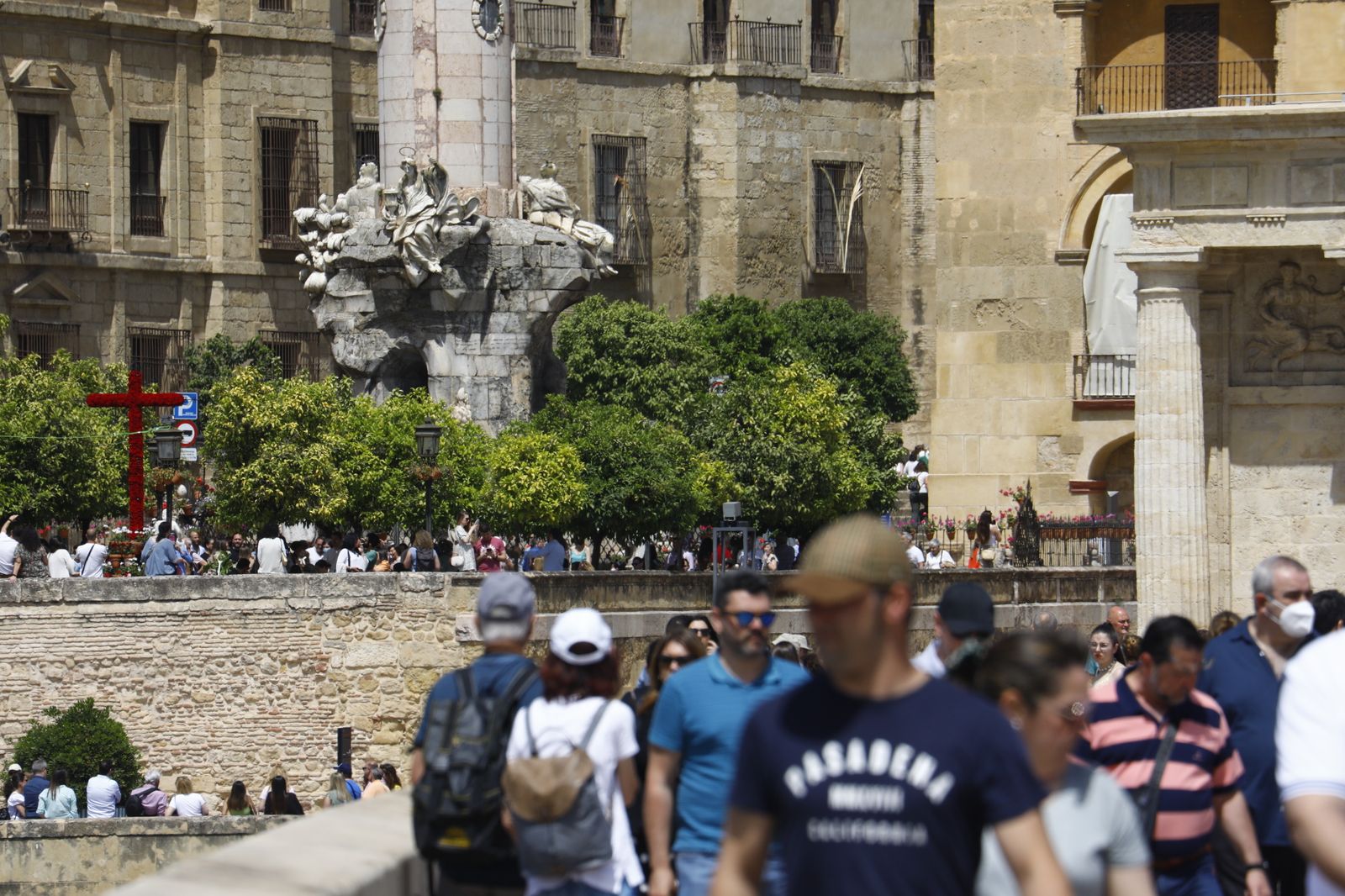 Los turistas abarrotan las calles y Las Cruces de Córdoba, en imágenes