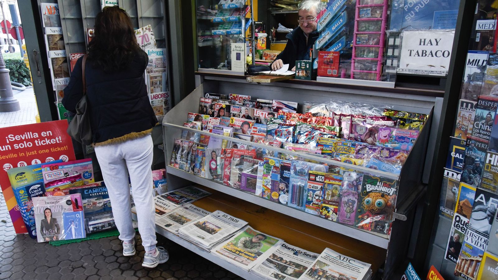 Ediciones impresas de períódicos, a la venta en un quiosco de Sevilla, este viernes.