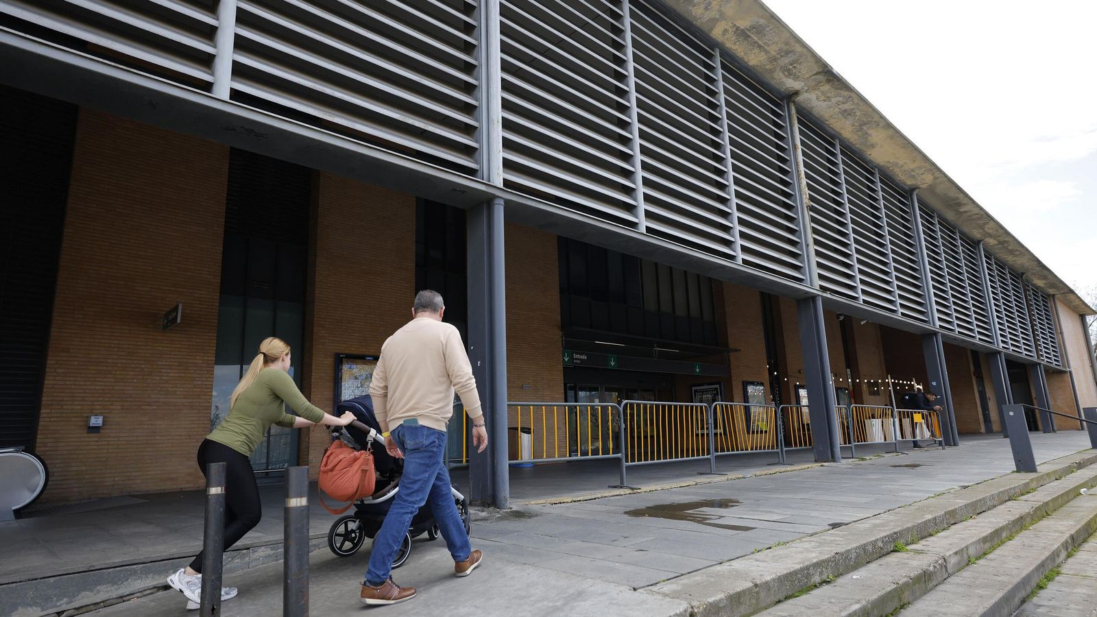 El pavimento se encuentra hundido en muchas zonas.