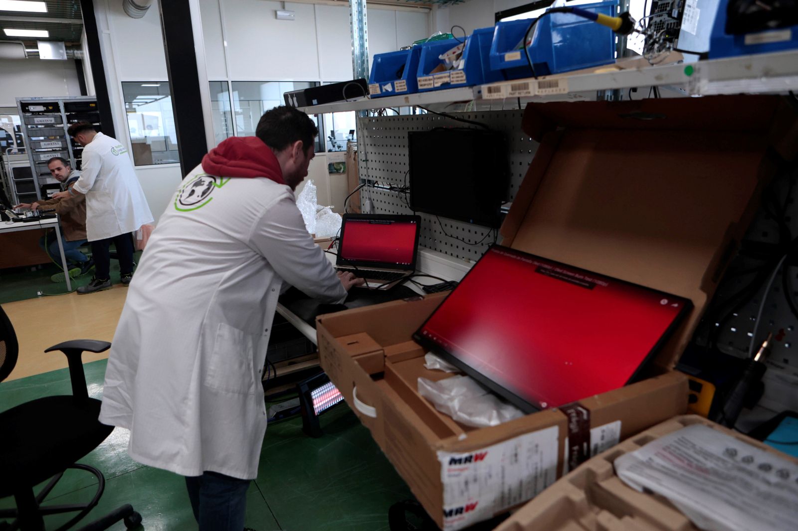 Un trabajador de la compañía revisa el estado de una pantalla.