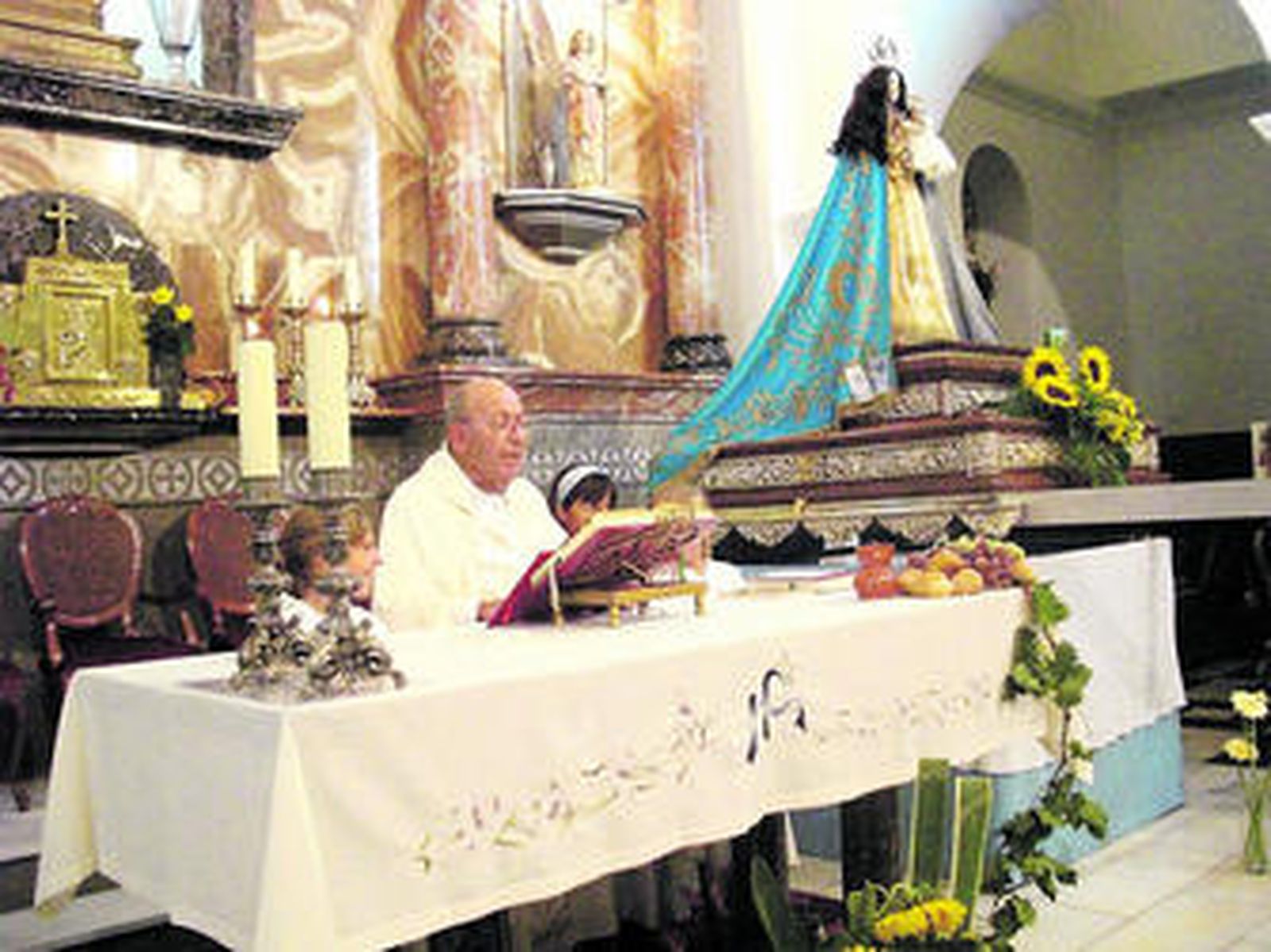 El párroco de Antas durante el triduo a la Virgen de la Cabeza.