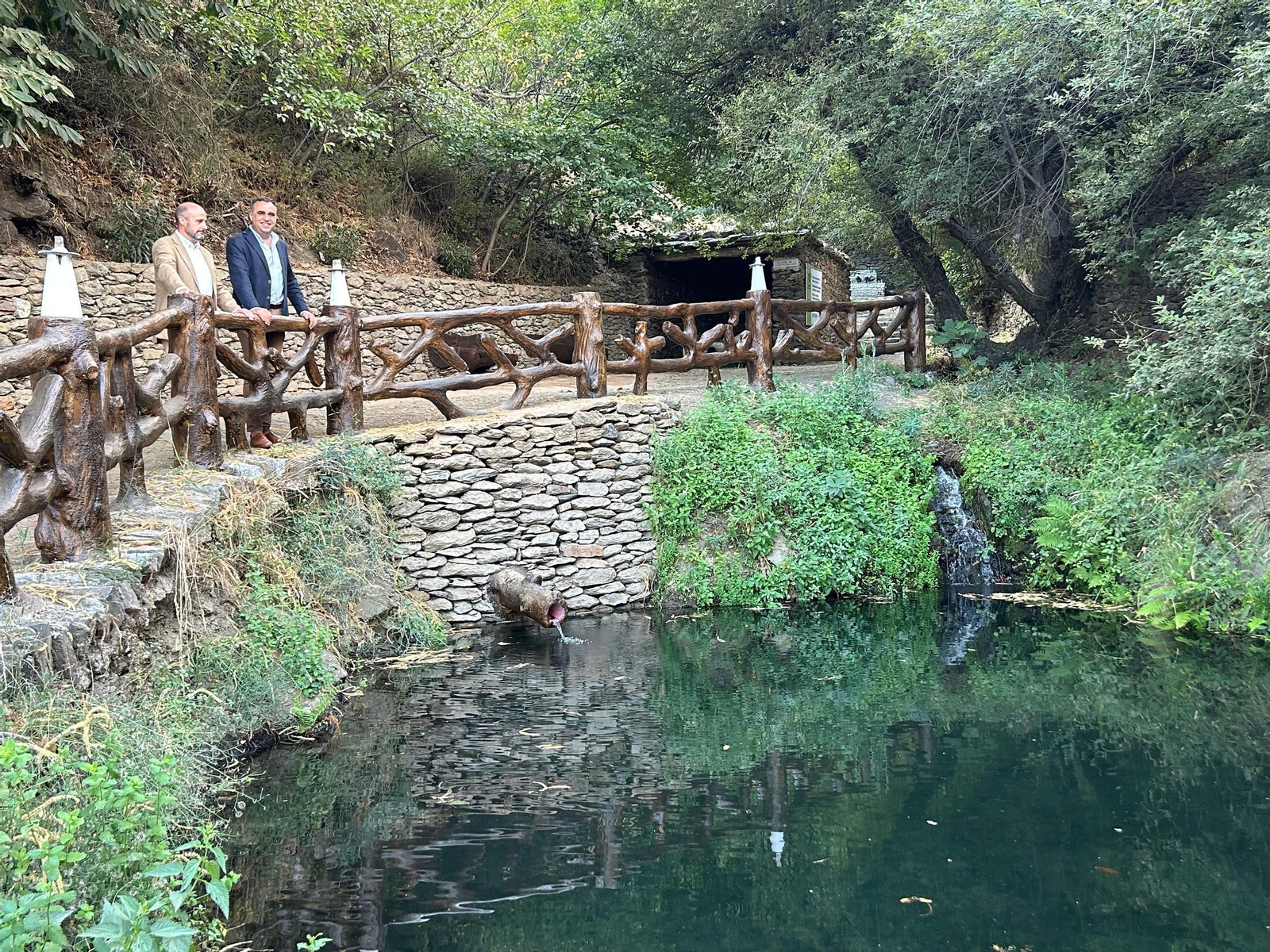 El presidente de la Diputación de Granada, Francis Rodríguez, inaugura las obras en la Fuente Escarda de La Taha-Pitres, junto al alcalde del municipio, José Antonio García