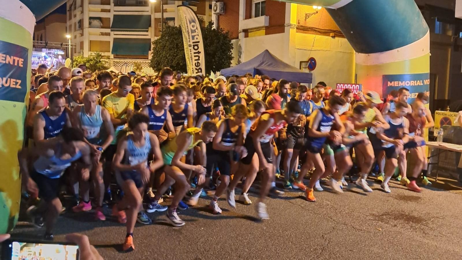 Salida de la prueba en categoría absoluta de la VII Carrera Nocturna de Palma del Río.