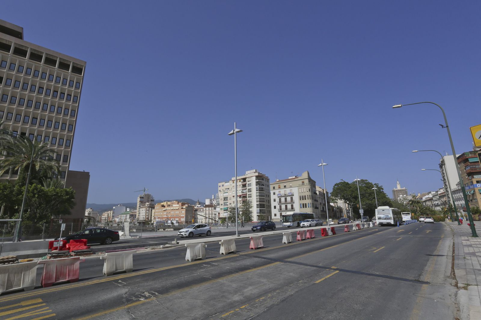 El puente de Tetuán abre al tráfico tras casi 5 años cerrado por las obras del Metro de Málaga.