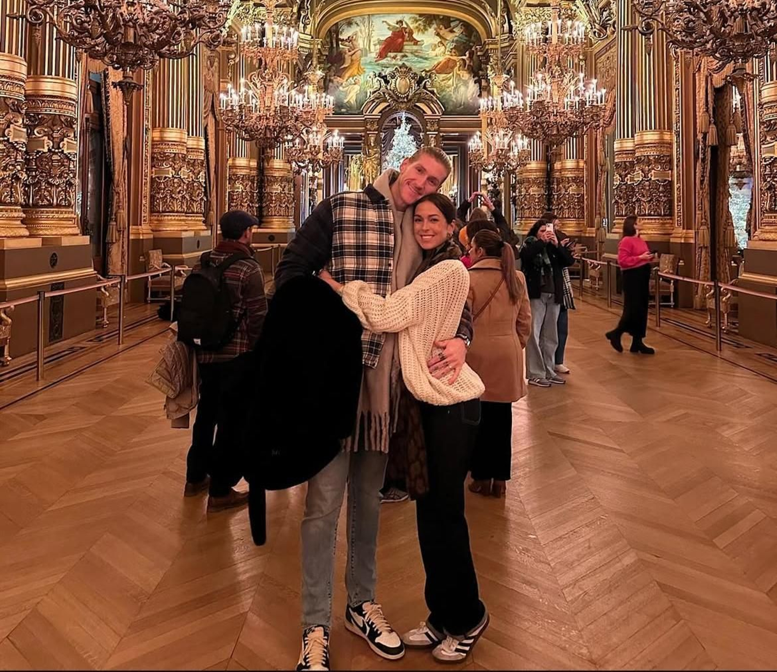 Osetkowski, con su pareja en París.