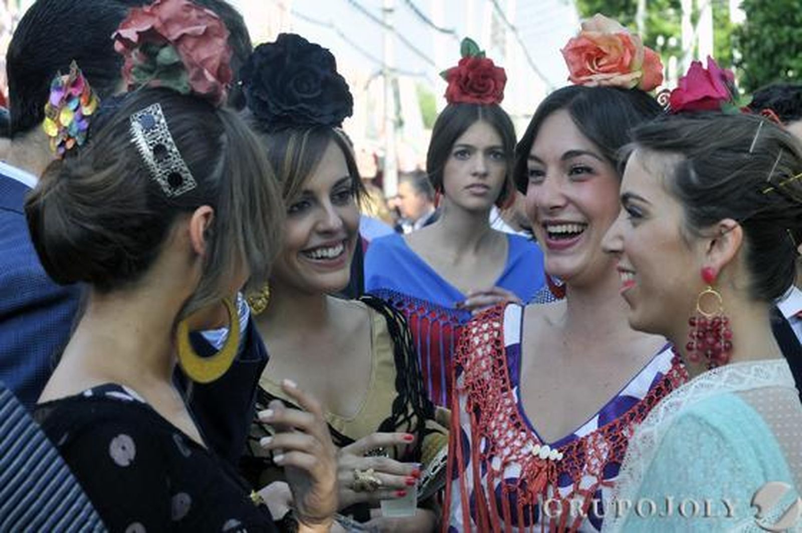Varias chicas en el Real vestidas de flamenca.

Foto: Juan Carlos Vázquez