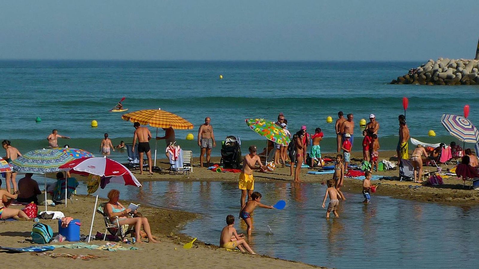 La playa de la Carihuela es un trozo de litoral lleno de vida.