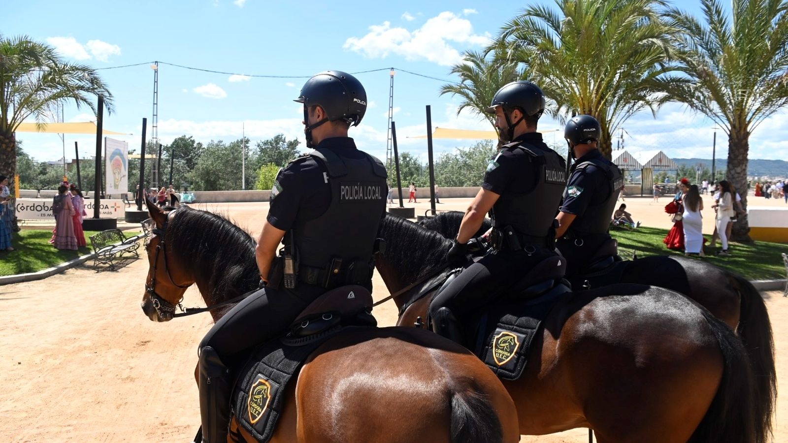 Policías locales a caballo durante la Feria de Mayo.
