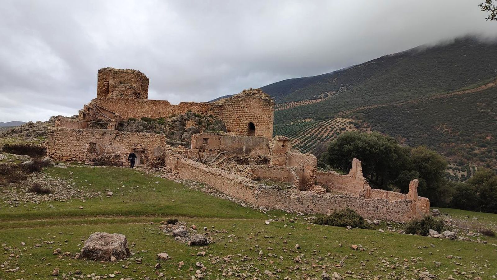 Las ruinas del Castillo de Mata Bejid será una de las paradas impresdincibles de esta ruta de dificultad media con vistas al parque natural de Sierra Mágina.