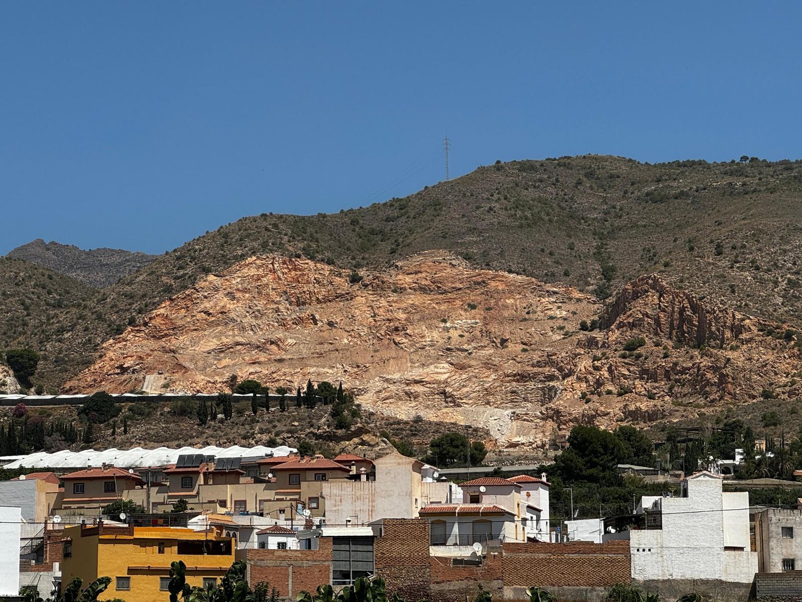 Vista de Lobres con la cantera al fondo