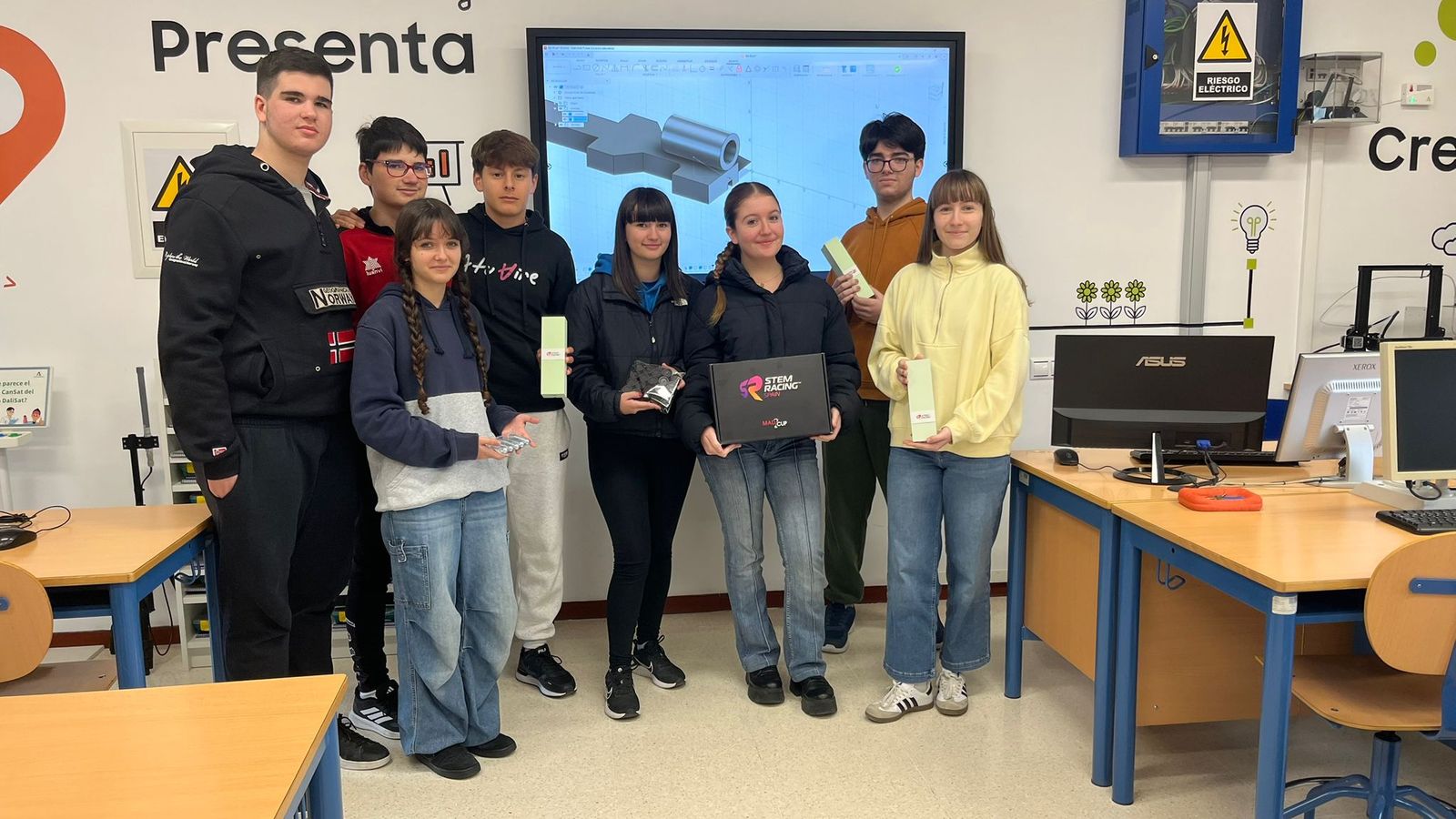 Alumnado del IES Ciudad de Dalías tras ser seleccionados para representar a Andalucía en la competición STEM.