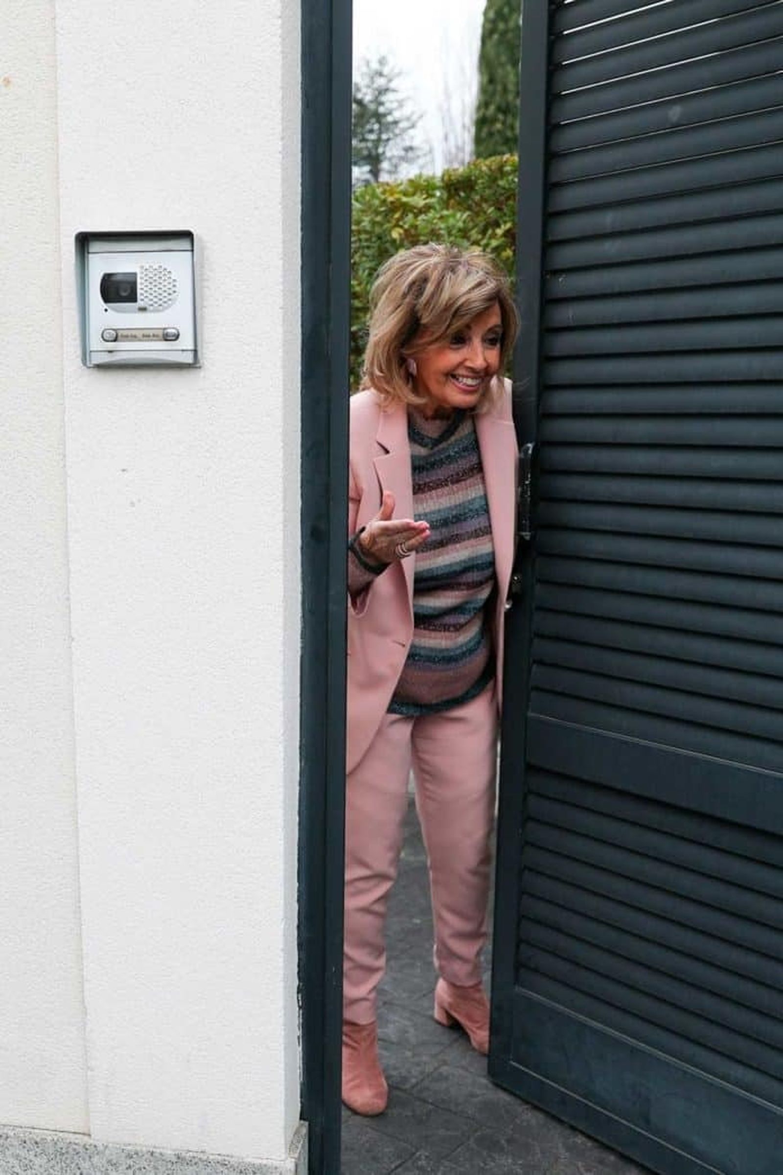 María Teresa sonríe mientras habla con los periodistas a las puertas de su domicilio.