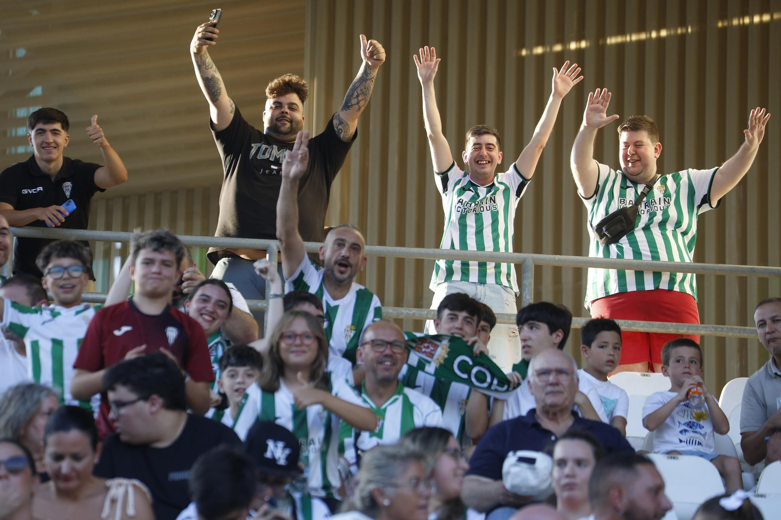 Las mejores fotos del ambiente en El Arcángel para el Córdoba CF - Real Betis