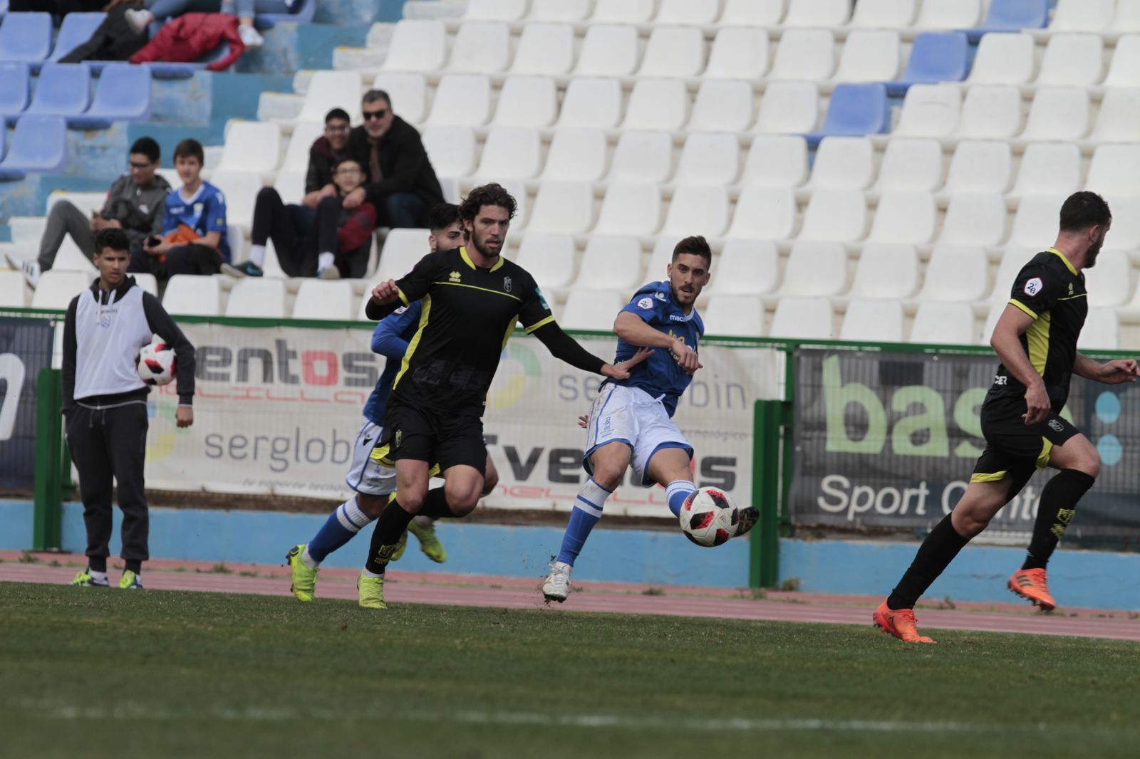 Jean Carlos persigue a un jugador del Melilla que logra centrar.