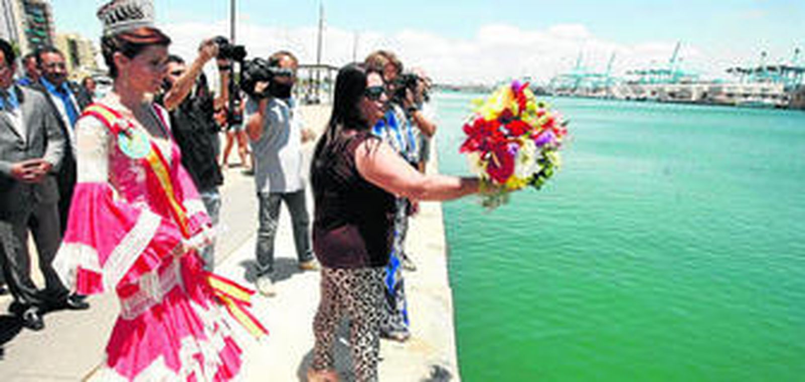 La patrona mayor de la Cofradía de Pescadores, María Oliva, y la reina juvenil, Irene Mata, echan ramos de flores al mar.