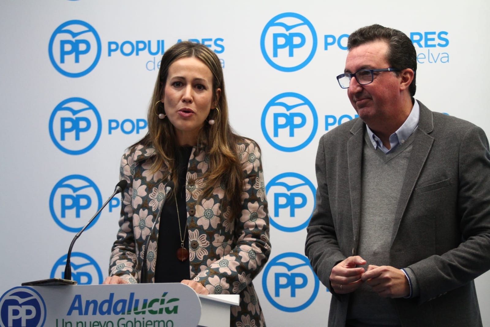 Bella Verano y Manuel Andrés González, durante una rueda de prensa ofrecida hoy en la sede del PP.