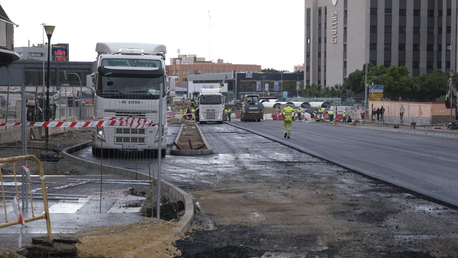 Trabajos de pavimentación en la avenida del Mediterráneo.