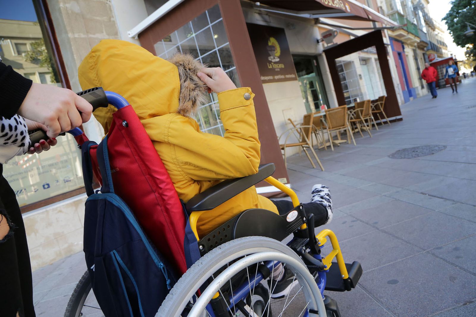 El pequeño Manuel, varias semanas después del suceso, en silla de ruedas.