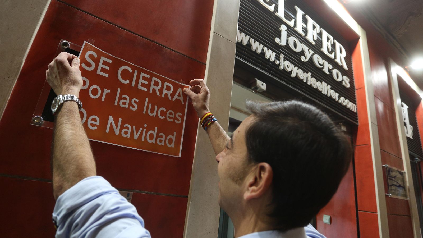 Antonio coloca el cartel de cierre.