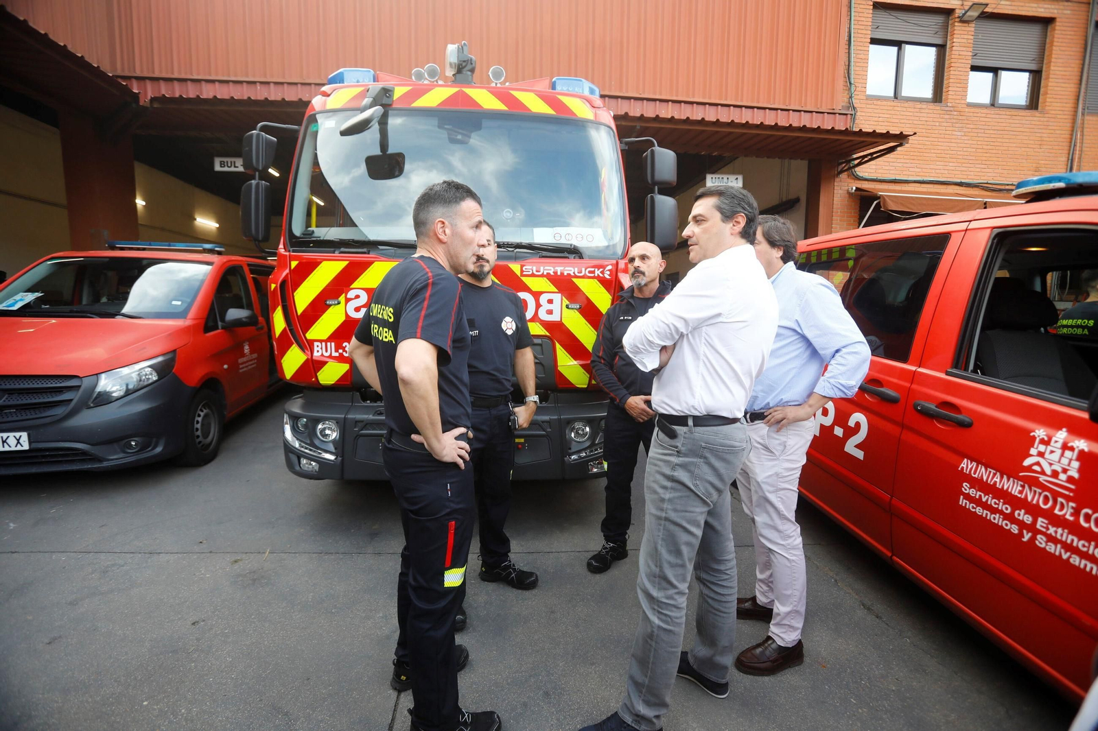 La salida de los bomberos de Córdoba hacia Valencia, en imágenes