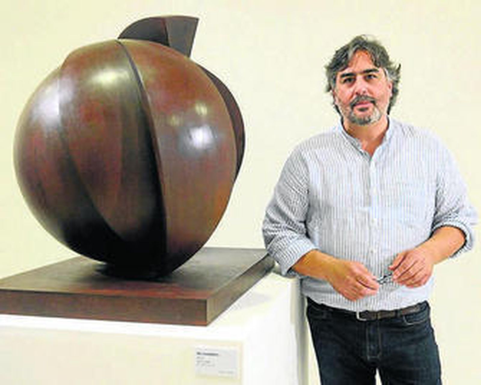Augusto Arana junto a una de sus obras.