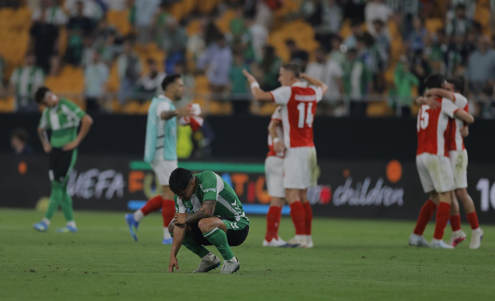Colapso total del Betis, de la ilusión al desastre en La Cartuja (2-4)