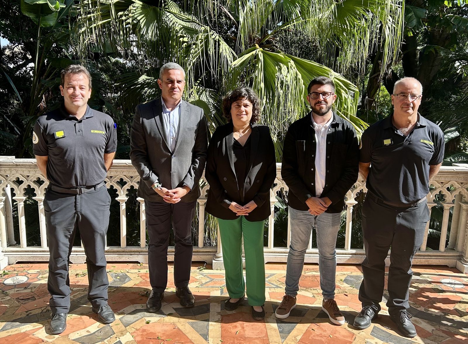 Carmen Álvarez, junto a su delegado, Narciso Vital, y los representantes del Consorcio de Bomberos.