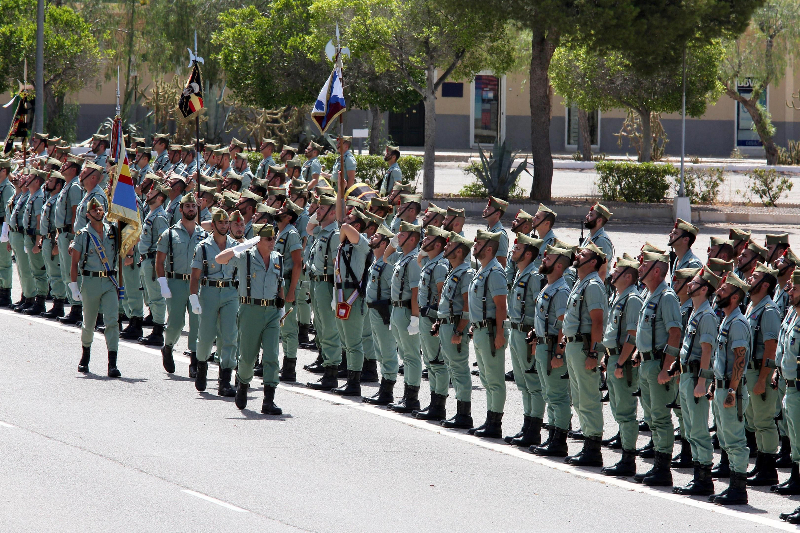 El general jefe de la Brigada de La Legión, Martín Cabrero, pasa revista a las unidades en formación.