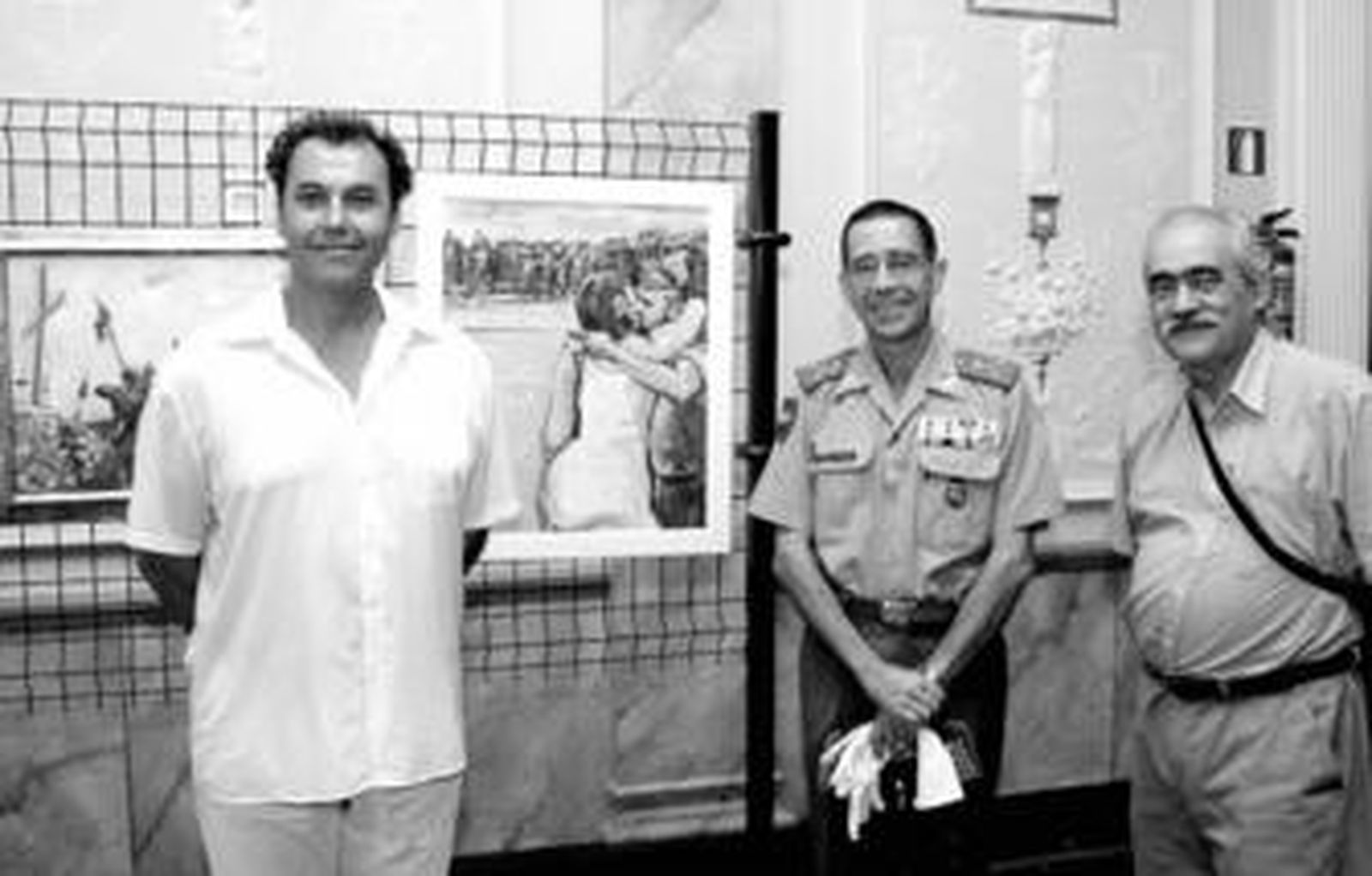 Rafael Vergel, el general García Sánchez, y Melchor Peropadre posan junto al primer premio del concurso.