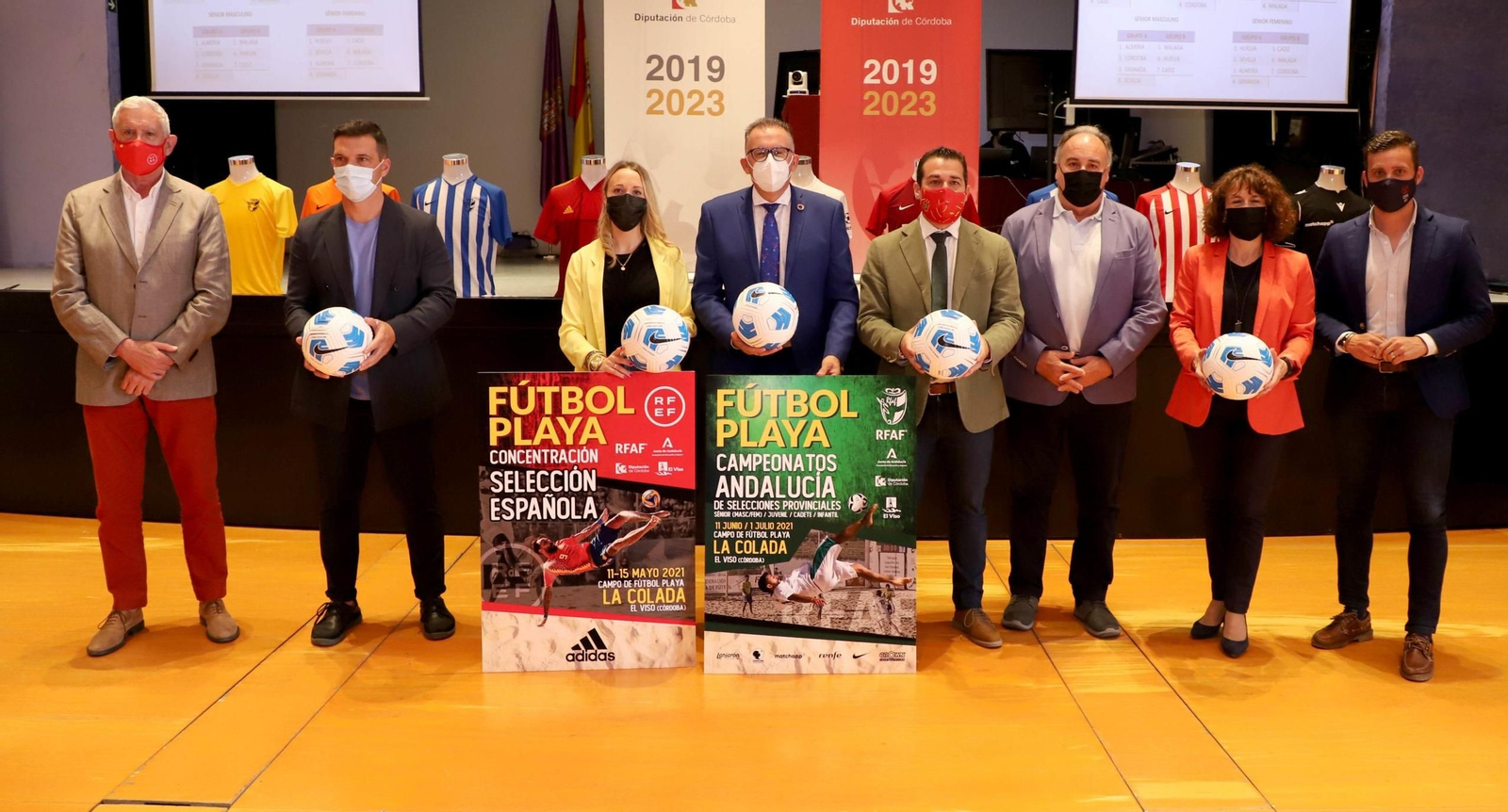 Las autoridades posan durante la presentación del campeonato.